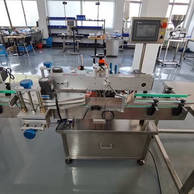 Etiquetadora para vasos de vidrio irregulares